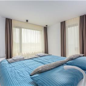  2 x 4 Bedroom Villas with Pool, Jacuzzi and Sauna in Novigrad, Sleeps 8 